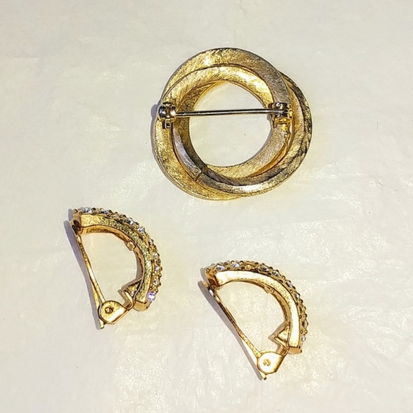 ROMAN PAVE RHINESTONE CLIP EARRINGS & VINTAGE CIRCLE BROOCH - Picture 4 of 7